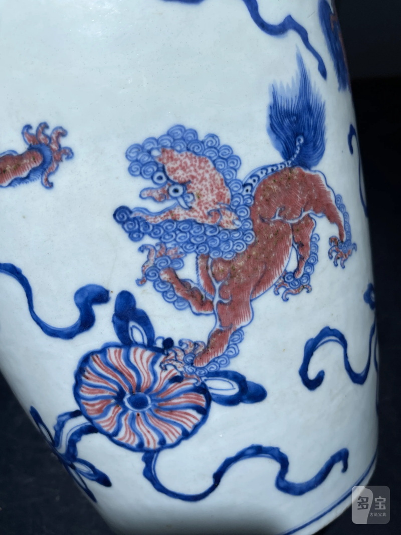清乾隆 青花釉里红狮子绣球纹观音瓶 - 图8
